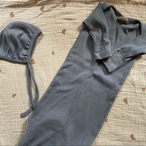 Mushie ribbed knotted baby gown & ribbed bonnet - tradewinds